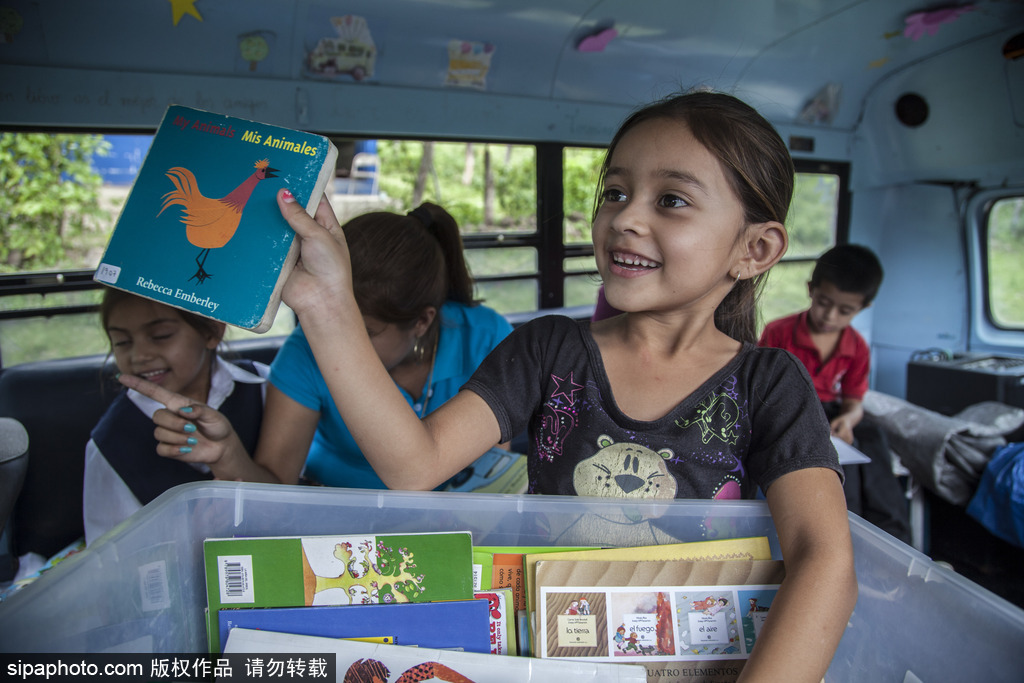 尼加拉瓜流動巴士圖書館 鄉村兒童“零距離”接觸知識
