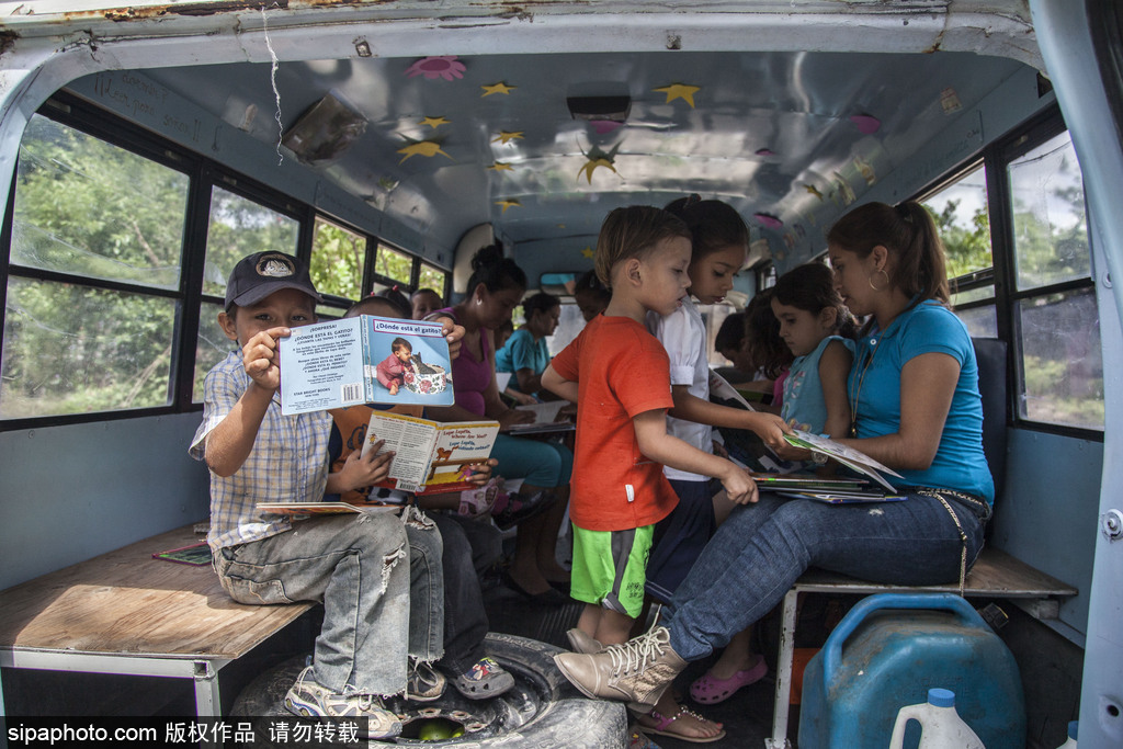 尼加拉瓜流動巴士圖書館 鄉村兒童“零距離”接觸知識