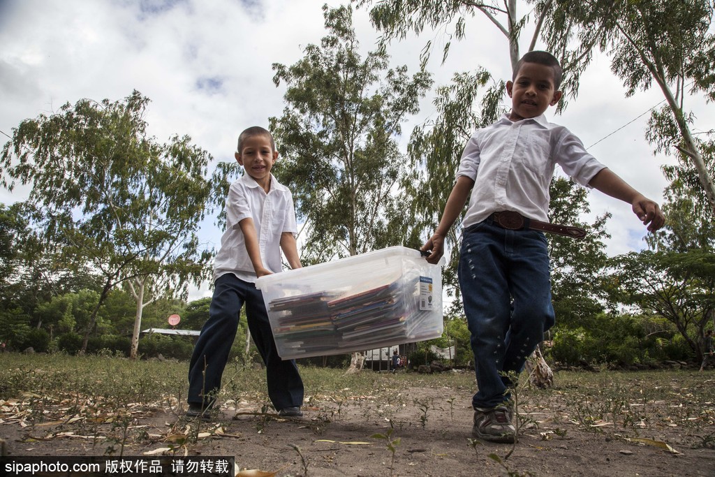 尼加拉瓜流動巴士圖書館 鄉(xiāng)村兒童“零距離”接觸知識