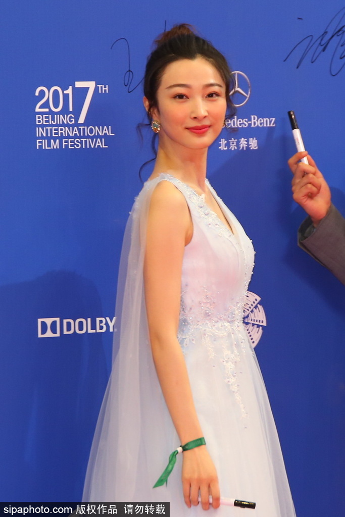 第七屆北京電影節(jié)：莫妮卡·貝魯奇性感現(xiàn)身閉幕式紅毯 林志玲、蔣雯麗、殷桃同場(chǎng)爭(zhēng)艷