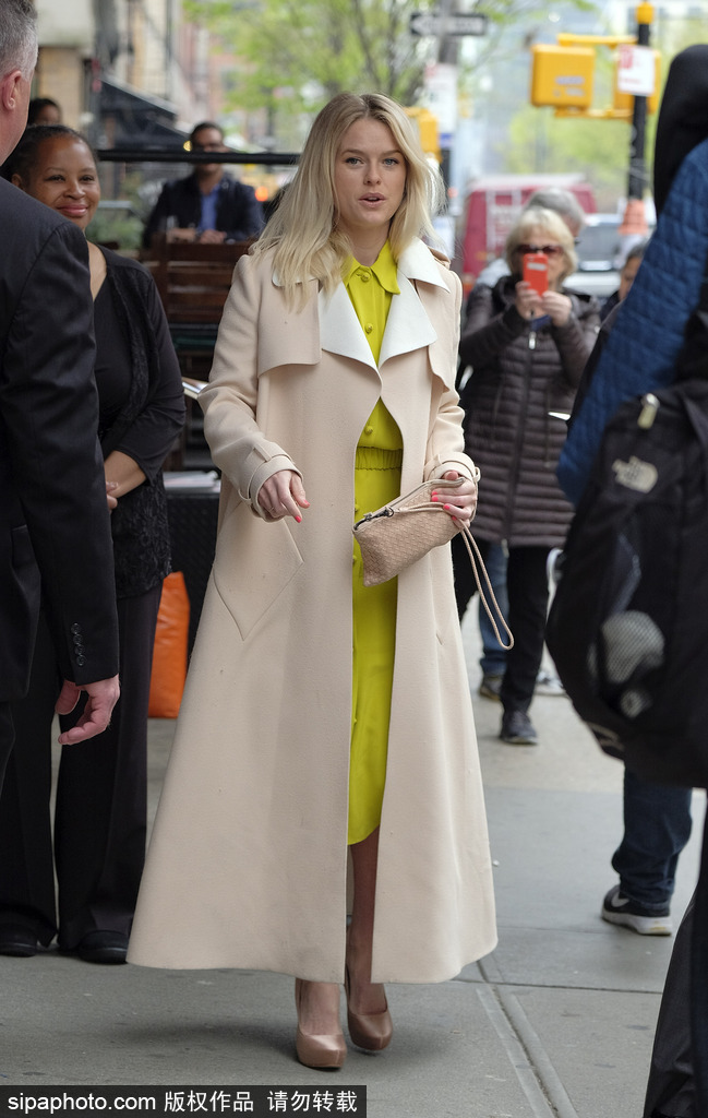 英女星愛麗絲·伊芙身著駝色大衣出街 內搭明黃套裝吸人眼球