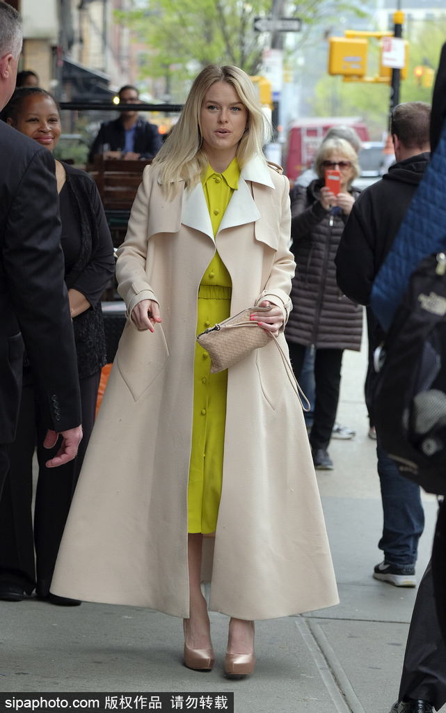 英女星愛麗絲·伊芙身著駝色大衣出街 內搭明黃套裝吸人眼球
