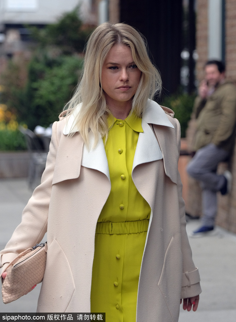 英女星愛麗絲·伊芙身著駝色大衣出街 內搭明黃套裝吸人眼球