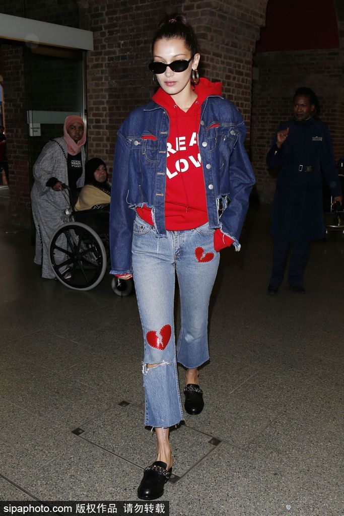 超模貝拉·哈迪德紅色衛衣搭配一身丹寧超酷出街 罕見露淺淺微笑