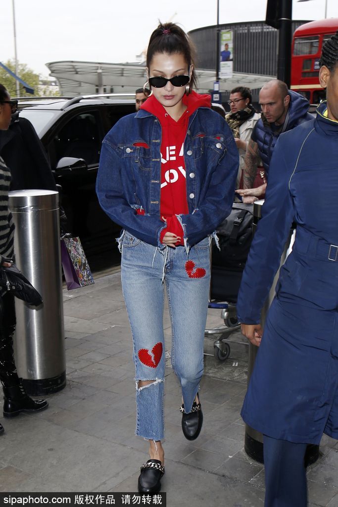 超模貝拉·哈迪德紅色衛衣搭配一身丹寧超酷出街 罕見露淺淺微笑
