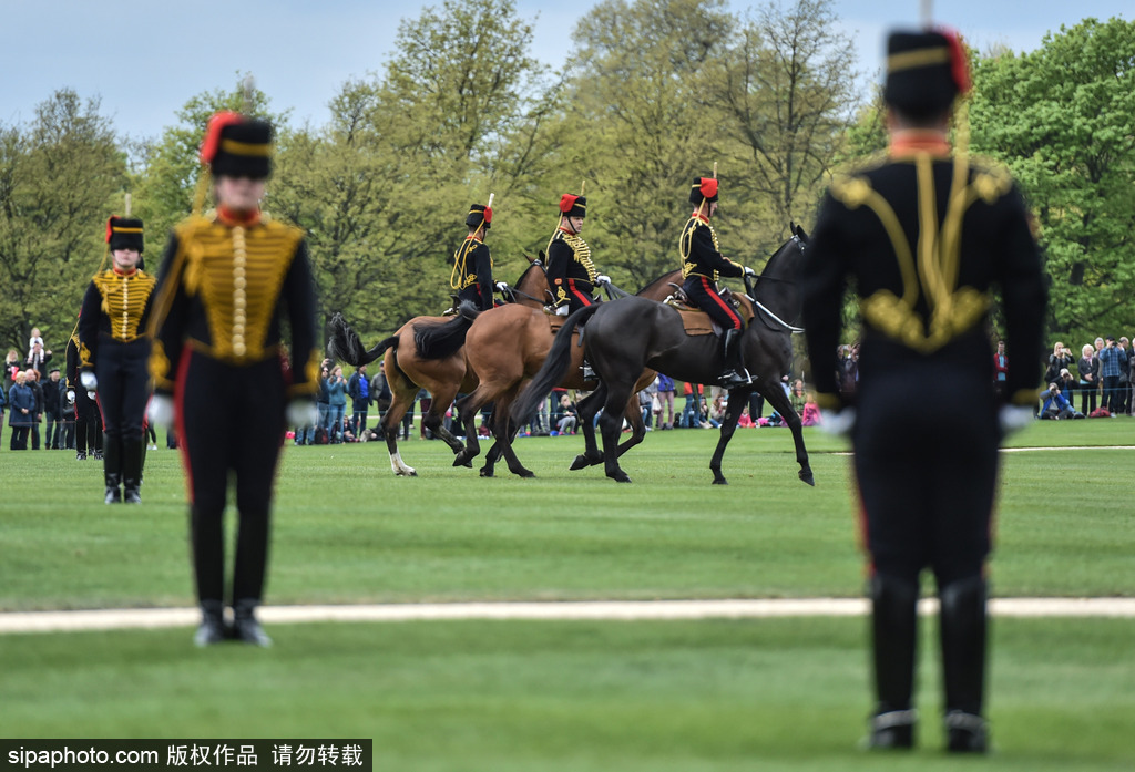 英國(guó)皇家炮兵部隊(duì)鳴禮炮41響 慶祝女王91歲生日
