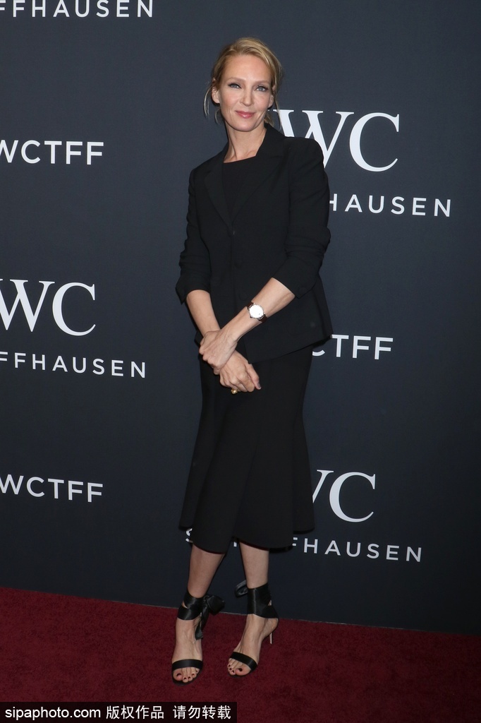 好萊塢知名女星烏瑪·瑟曼全黑LOOK現(xiàn)身活動(dòng) 淡妝素抹難掩氣場(chǎng)