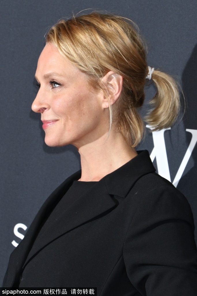 好萊塢知名女星烏瑪·瑟曼全黑LOOK現(xiàn)身活動 淡妝素抹難掩氣場