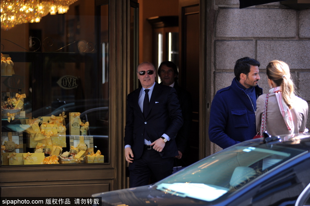 尤文總經(jīng)理馬洛塔與友人漫步米蘭街頭 球隊(duì)贏球心情大好