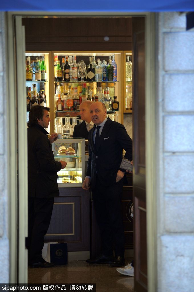 尤文總經(jīng)理馬洛塔與友人漫步米蘭街頭 球隊贏球心情大好