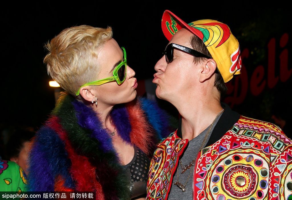 放飛自我！水果姐染了一頭綠發(fā) 還和出柜設計師熱吻