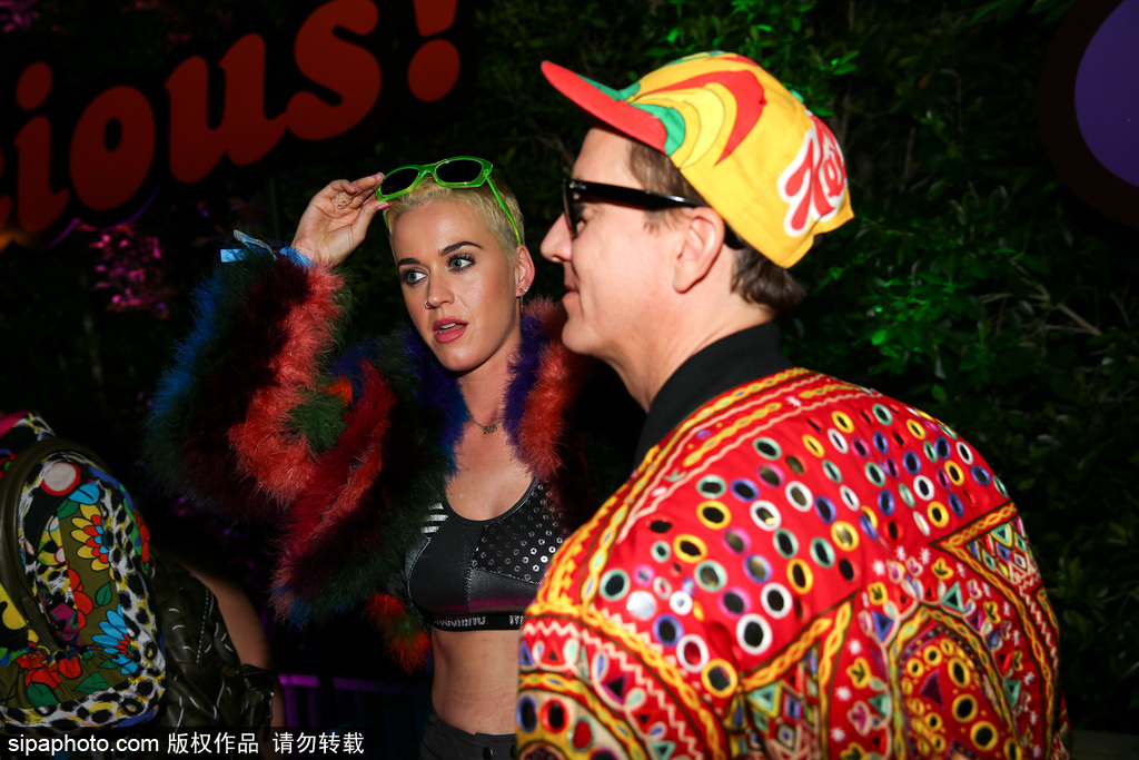 放飛自我！水果姐染了一頭綠發(fā) 還和出柜設(shè)計(jì)師熱吻