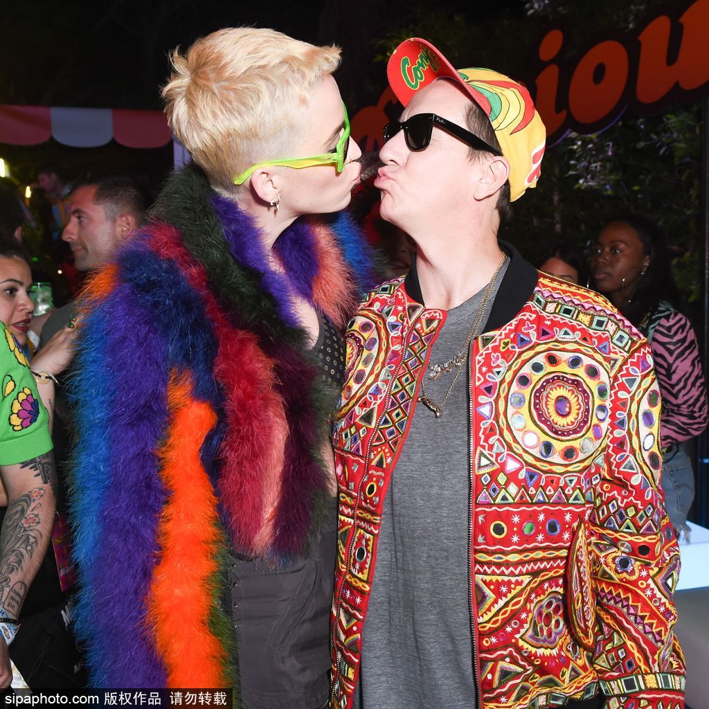 放飛自我！水果姐染了一頭綠發(fā) 還和出柜設(shè)計(jì)師熱吻