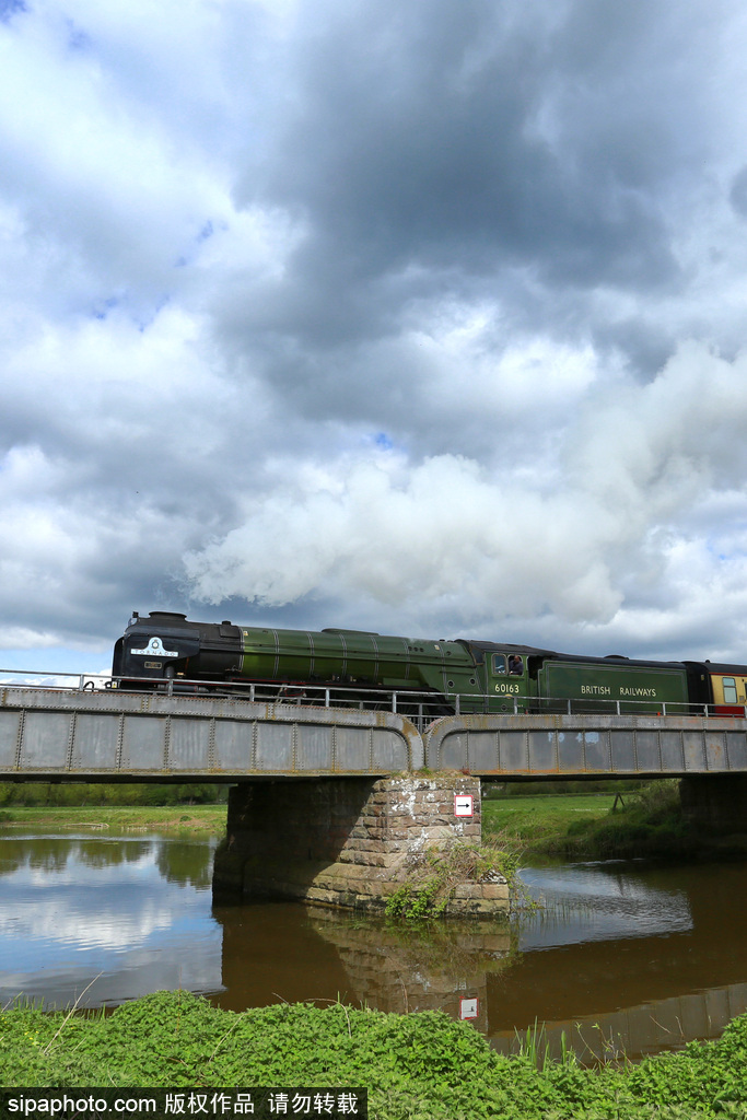 老技術(shù)也能飆車 英國“旋風(fēng)號”蒸汽火車跑出161公里/小時
