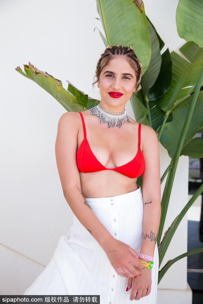 全美最盛大音樂節(jié)科切拉！盤點(diǎn)激情火辣內(nèi)衣上陣的潮人街拍