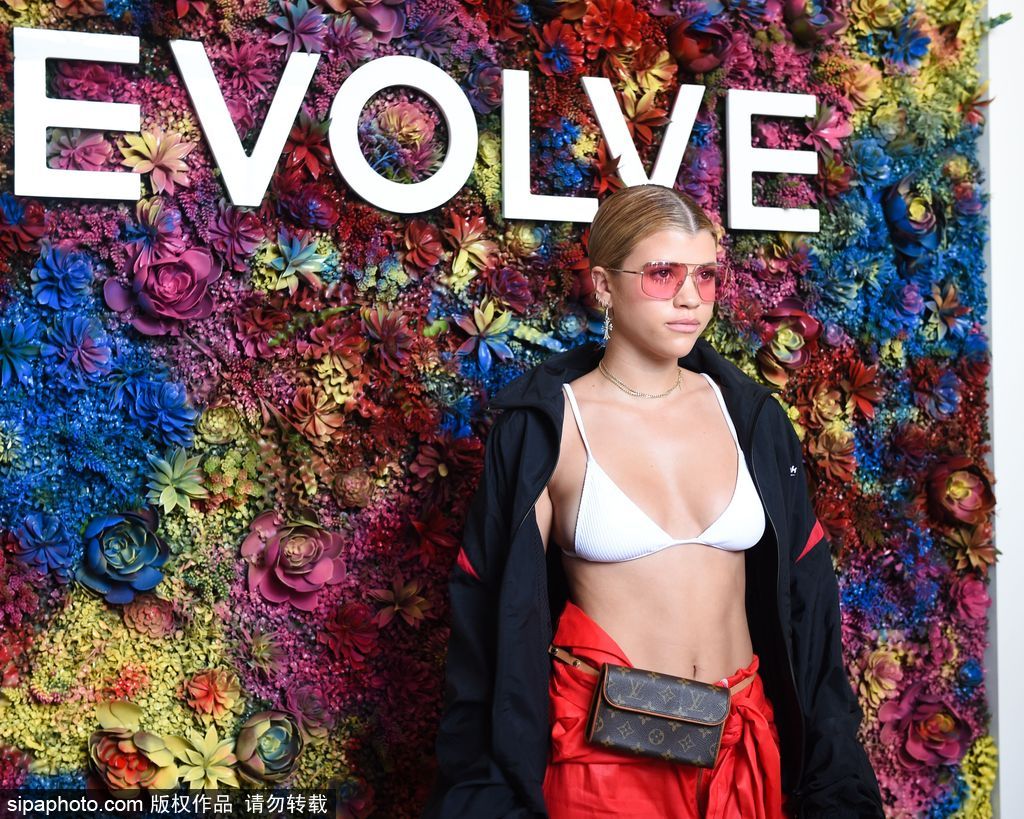 全美最盛大音樂節(jié)科切拉！盤點激情火辣內衣上陣的潮人街拍