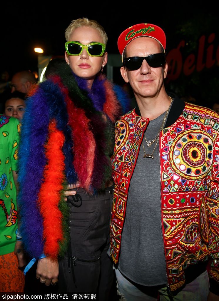 放飛自我！水果姐染了一頭綠發 還和出柜設計師熱吻