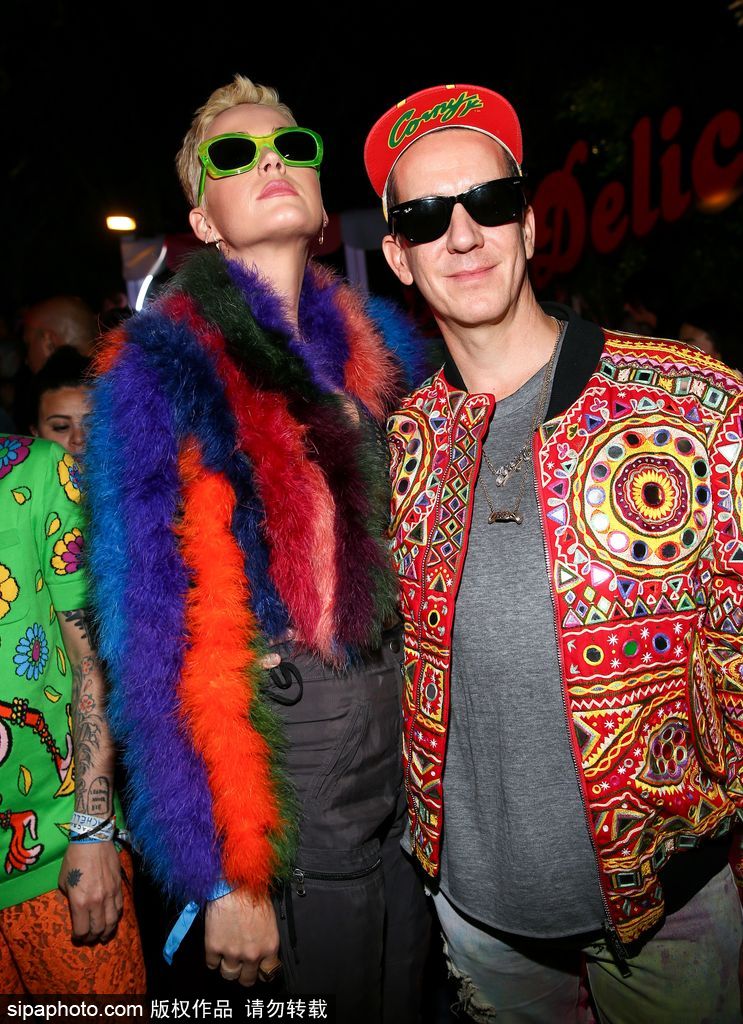 放飛自我！水果姐染了一頭綠發 還和出柜設計師熱吻