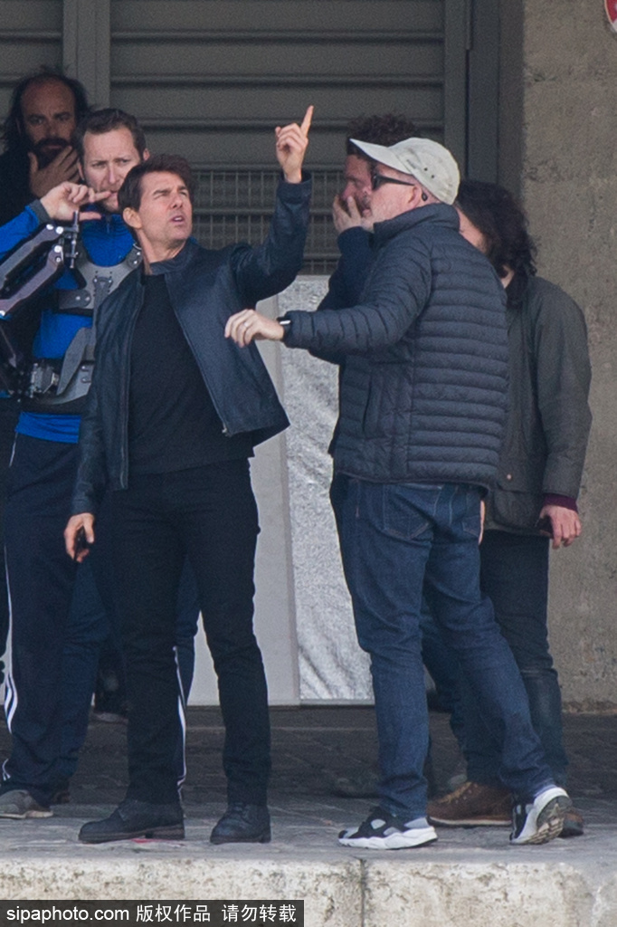 “阿湯哥”帥氣現身《碟中諜6》片場與員工有說有笑