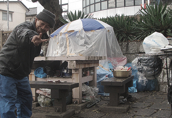 日本男子蝸居廁所3年 存500多個