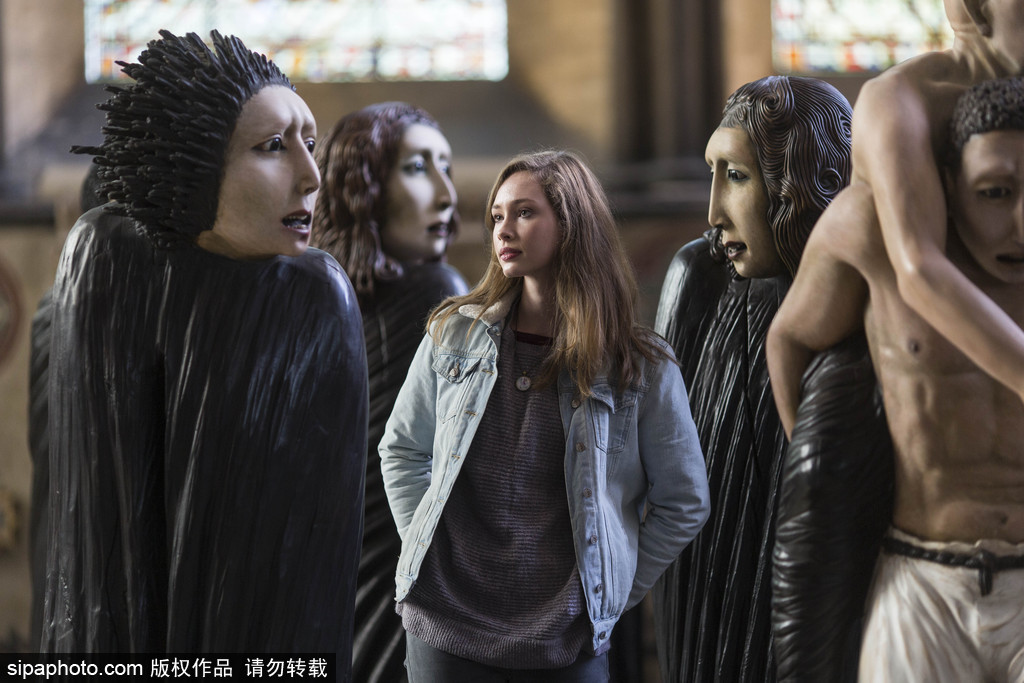 英國教堂舉行木雕藝術展 奇詭神秘仿若走進木偶城堡