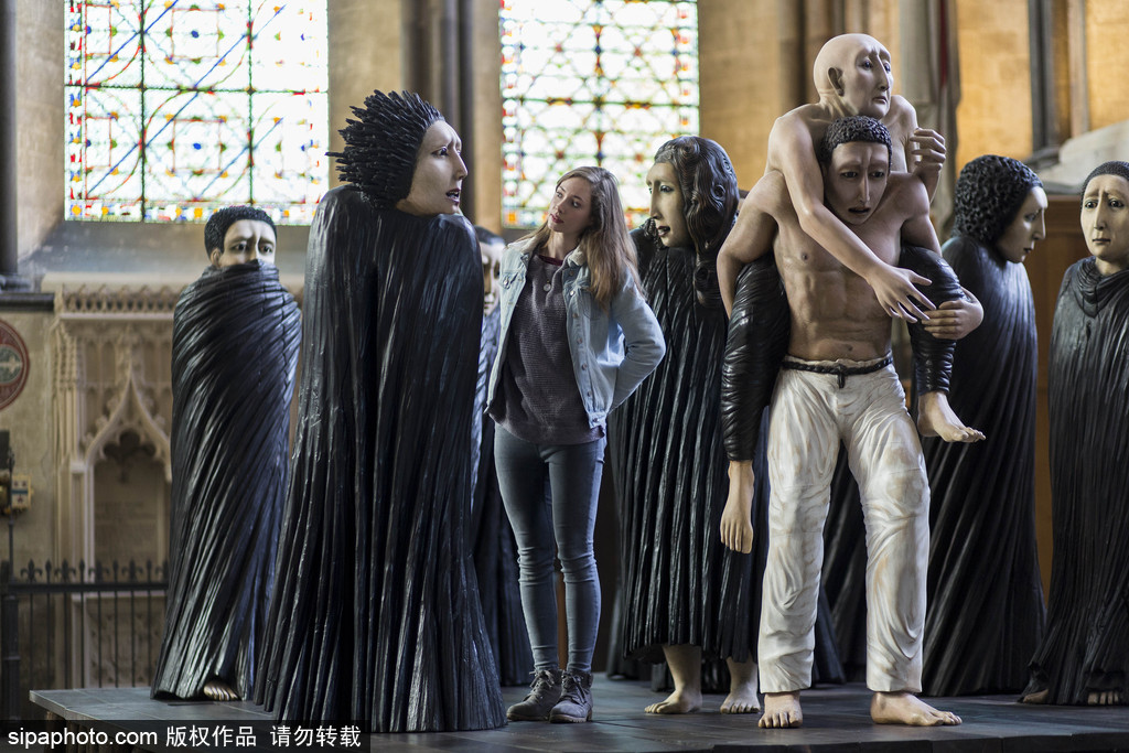 英國教堂舉行木雕藝術展 奇詭神秘仿若走進木偶城堡