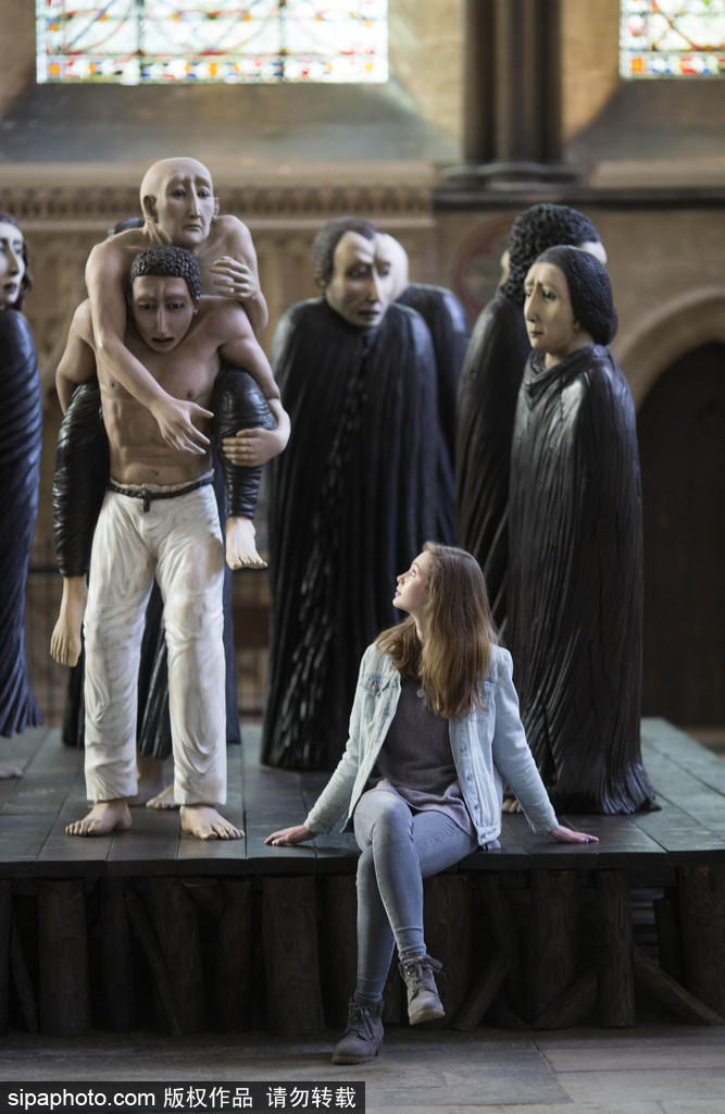 英國教堂舉行木雕藝術(shù)展 奇詭神秘仿若走進(jìn)木偶城堡