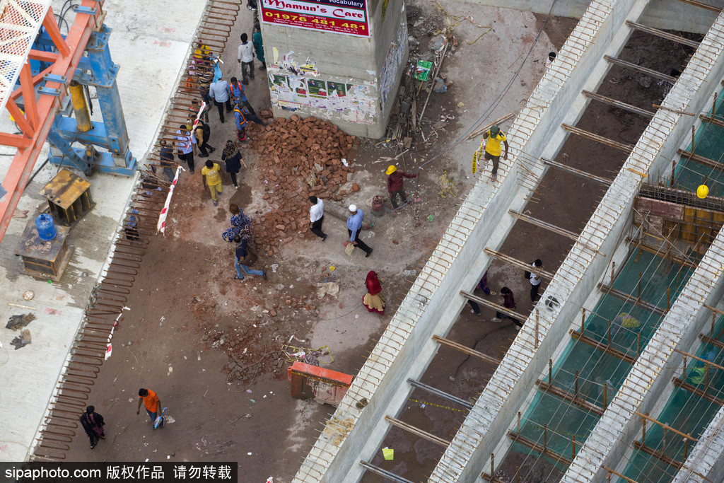 用生命在工作！實(shí)拍孟加拉國建筑工人的高危工作