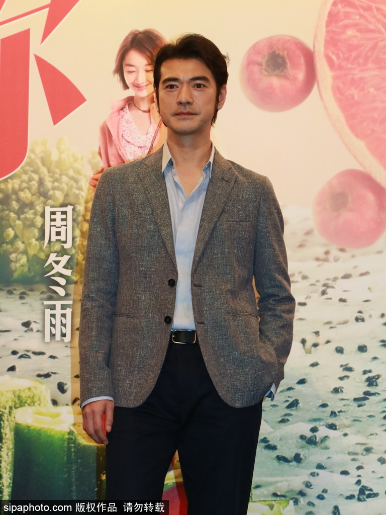 周冬雨直言生活中不會做飯 大贊金城武敬業(yè)吃道具餐