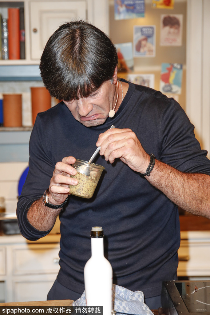 舌尖上的美食？勒夫參加節目變身大廚 鍋鏟翻飛火光沖天