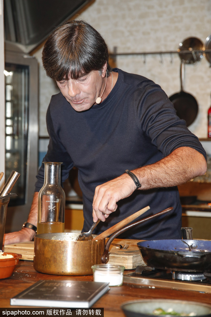 舌尖上的美食？勒夫參加節(jié)目變身大廚 鍋鏟翻飛火光沖天