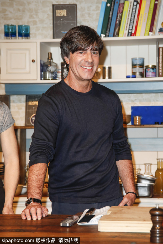 舌尖上的美食？勒夫參加節(jié)目變身大廚 鍋鏟翻飛火光沖天