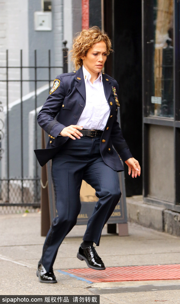 拉丁天后詹妮弗·洛佩茲扮演女警官 片場(chǎng)擒拿英姿颯爽