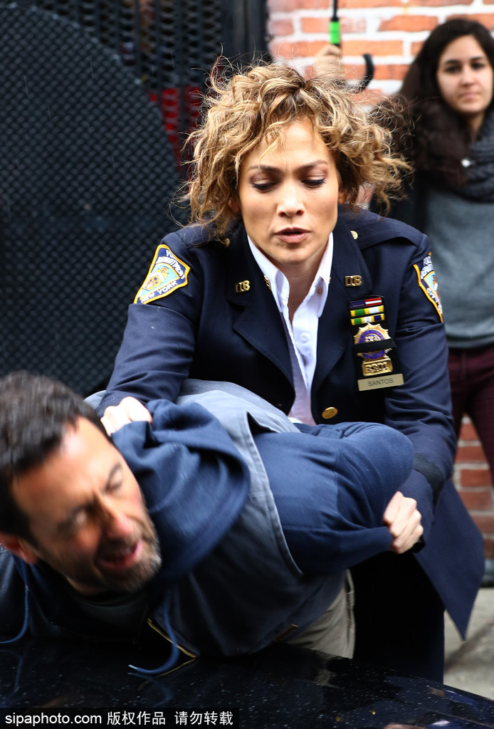 拉丁天后詹妮弗·洛佩茲扮演女警官 片場擒拿英姿颯爽