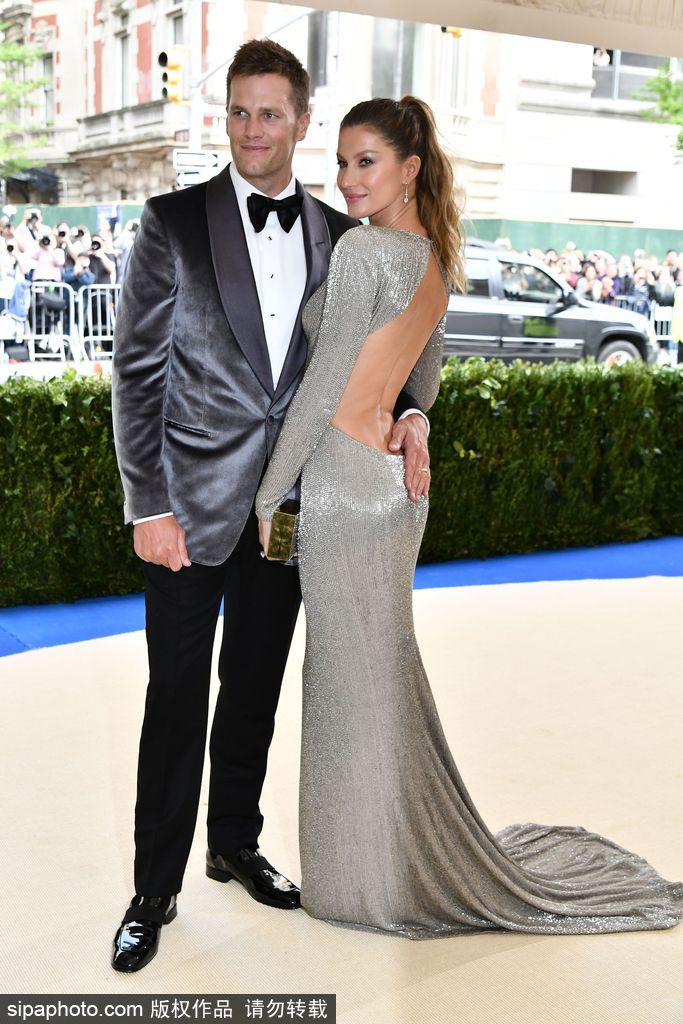 2017Met gala紅毯：吉賽爾·邦辰一襲銀色魚尾禮裙性感至極 與老公紅毯擁吻