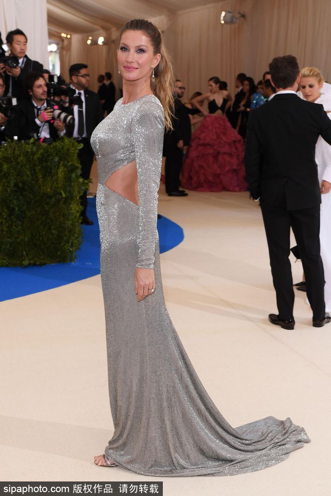 2017Met gala紅毯：吉賽爾·邦辰一襲銀色魚尾禮裙性感至極 與老公紅毯擁吻