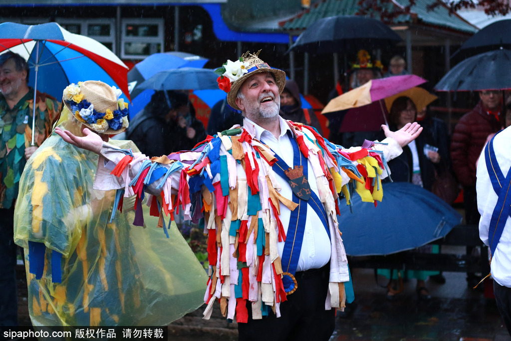 英國人的“尬舞”：彼得伯勒舉行五月節(jié)日慶典 上演傳統(tǒng)莫里斯舞