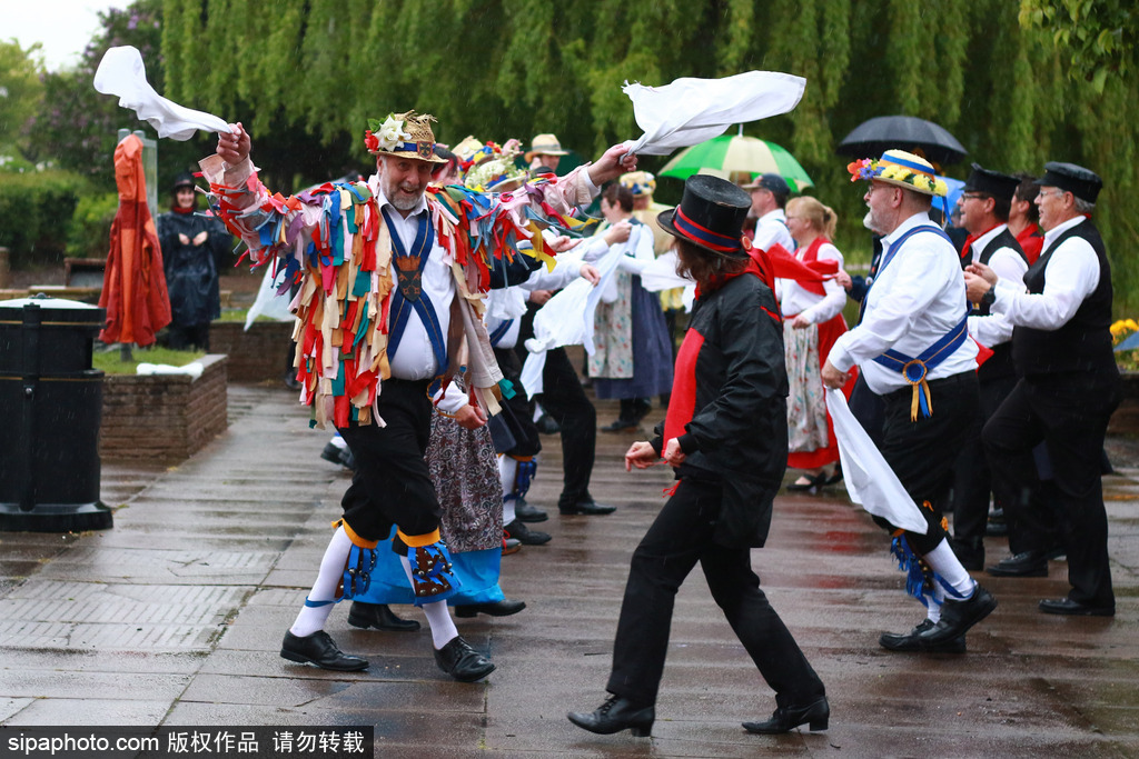 英國人的“尬舞”：彼得伯勒舉行五月節(jié)日慶典 上演傳統(tǒng)莫里斯舞