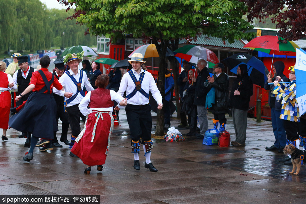 英國人的“尬舞”：彼得伯勒舉行五月節(jié)日慶典 上演傳統(tǒng)莫里斯舞