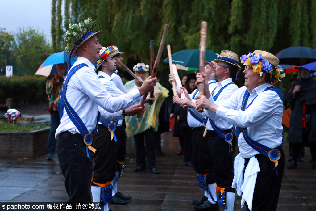 英國人的“尬舞”：彼得伯勒舉行五月節日慶典 上演傳統莫里斯舞