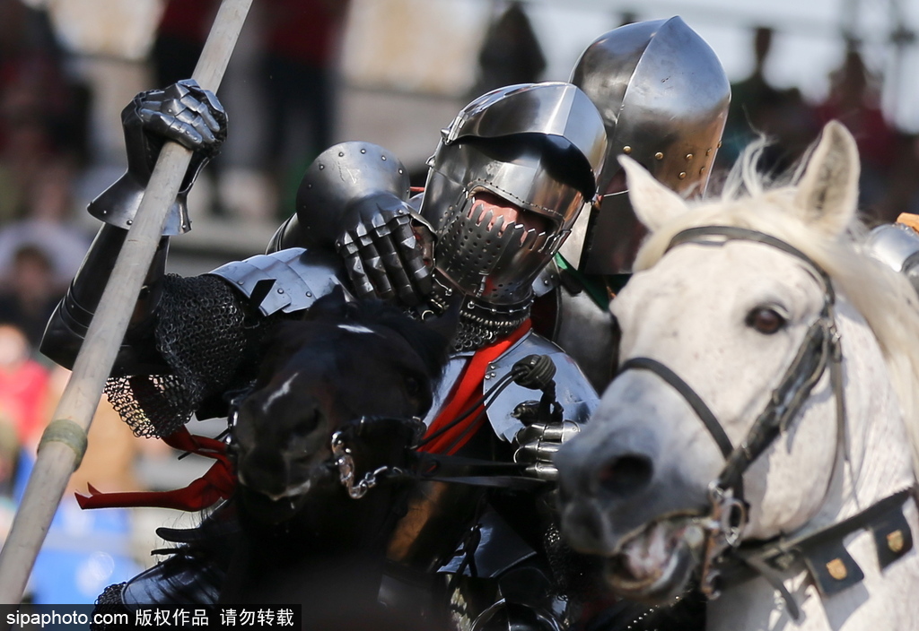 莫斯科舉行國(guó)際騎士節(jié) 全副武裝重現(xiàn)“中世紀(jì)”戰(zhàn)斗場(chǎng)景