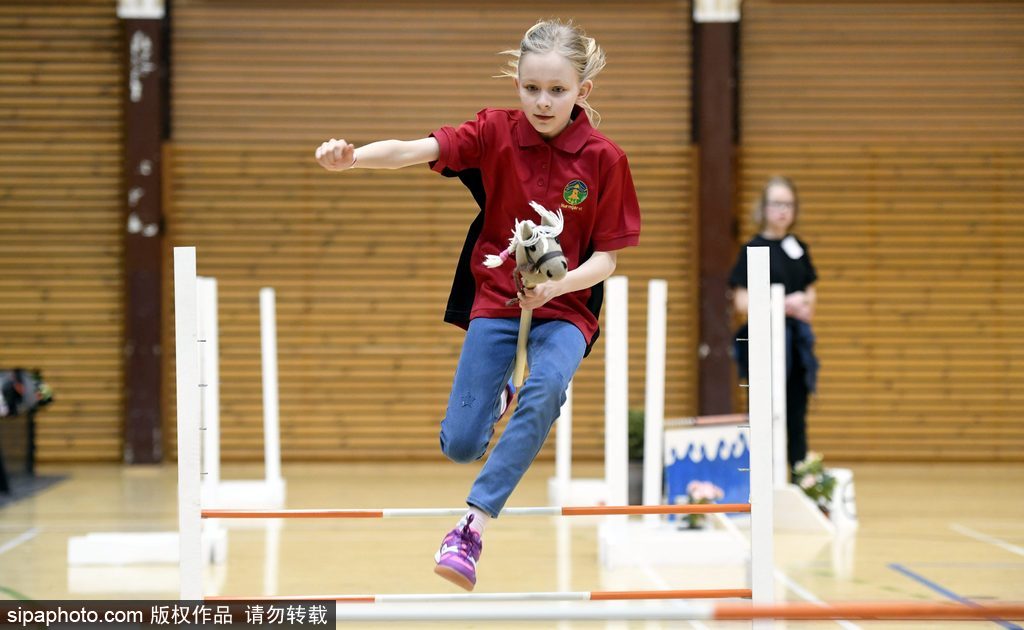 芬蘭舉行“霍比”賽馬錦標賽 萌娃抱馬頭玩偶參賽歡樂不斷