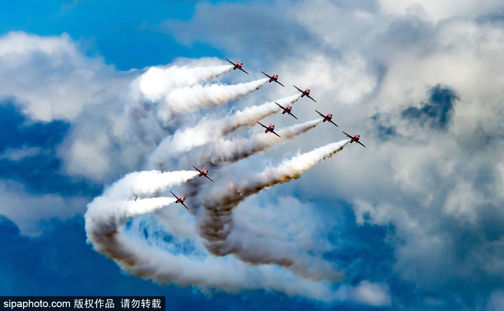 英國紅箭特技飛行隊(duì)編隊(duì)訓(xùn)練 馳騁藍(lán)天高空炫技震撼人心