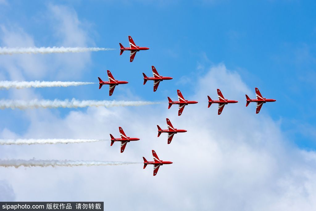 英國紅箭特技飛行隊編隊訓練 馳騁藍天高空炫技震撼人心