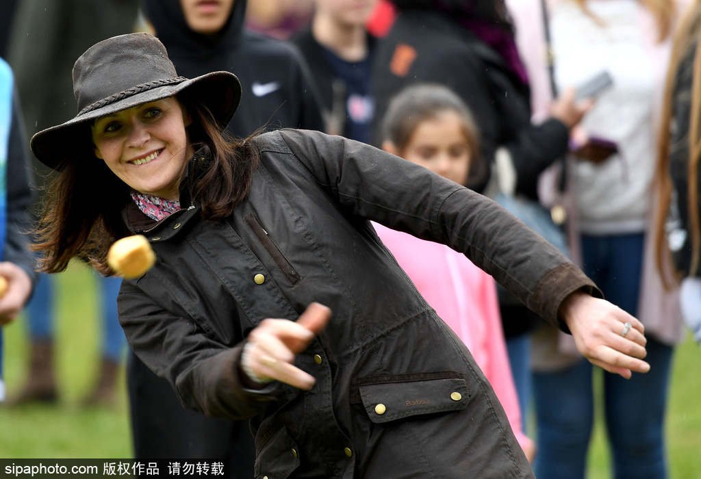 腐國(guó)人民真歡樂(lè)！多塞特郡舉行扔面包比賽