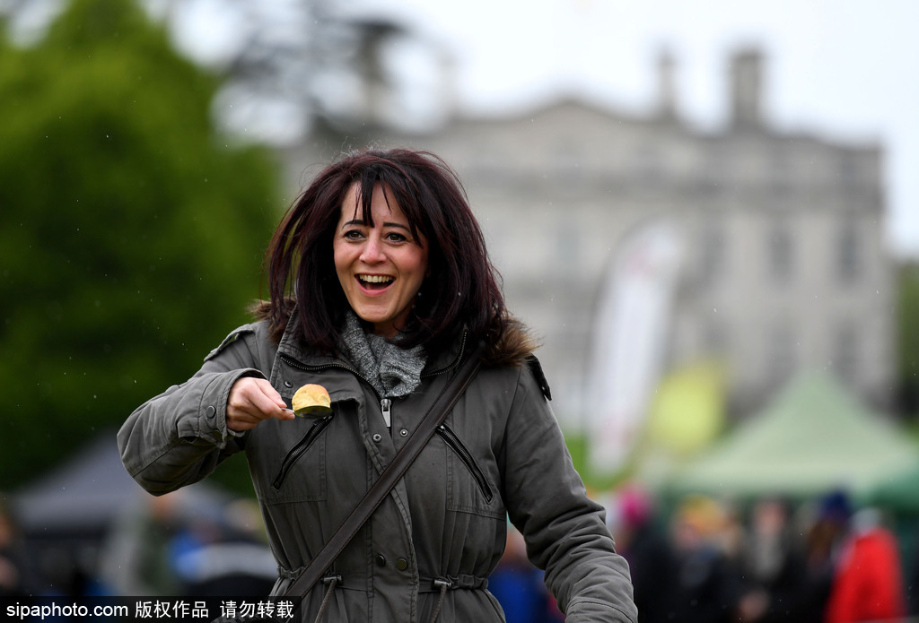 腐國人民真歡樂！多塞特郡舉行扔面包比賽