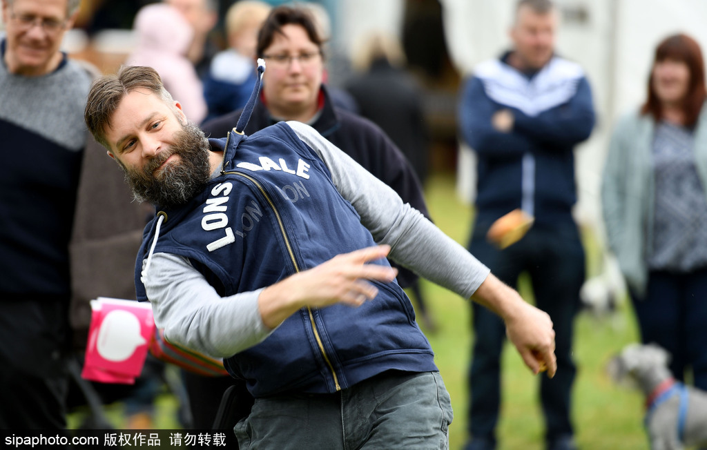 腐國人民真歡樂！多塞特郡舉行扔面包比賽