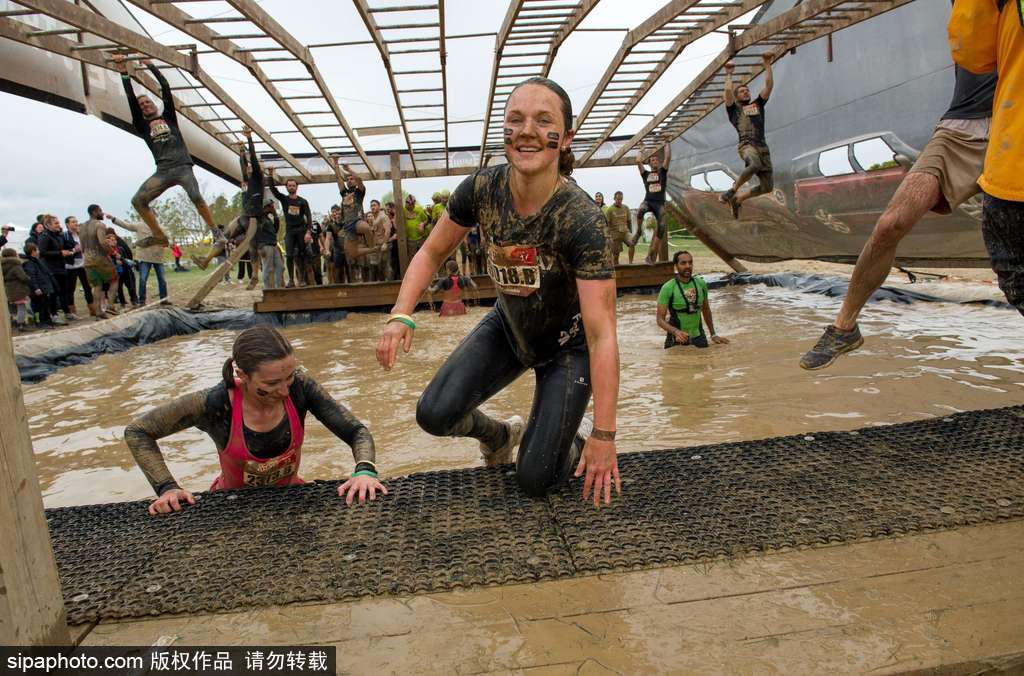 比比誰更臟！法國泥漿日參賽選手變身“泥人”摸爬滾打嗨翻天
