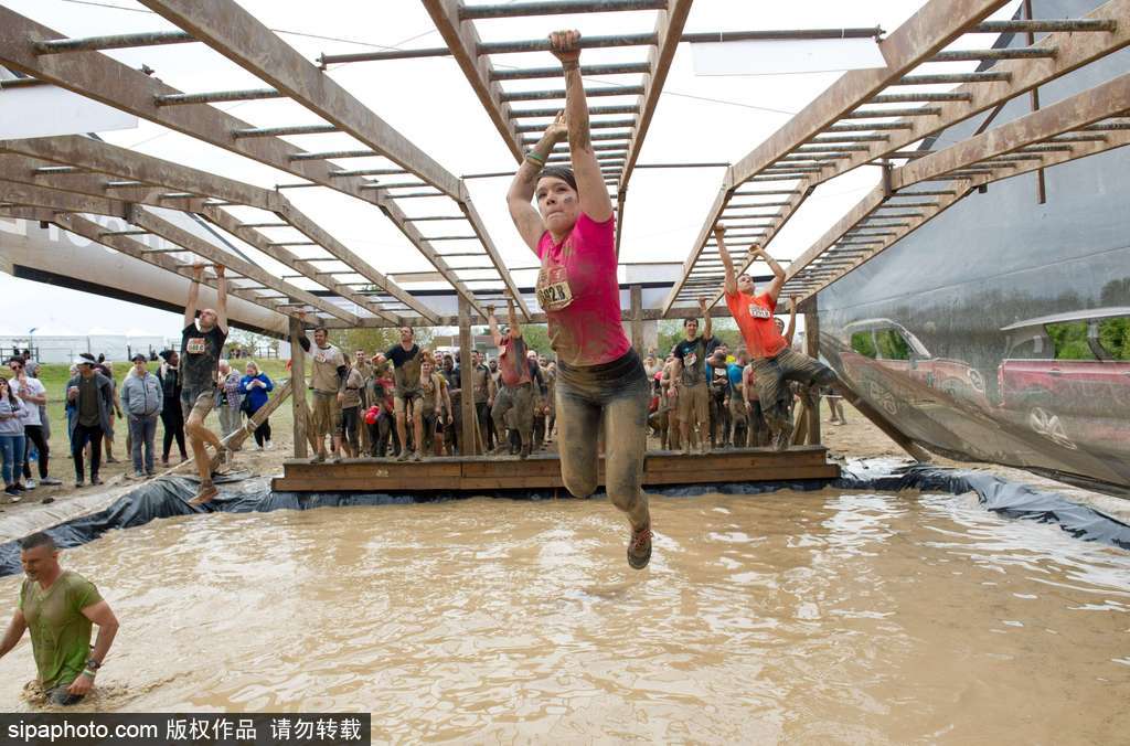 比比誰更臟！法國泥漿日參賽選手變身“泥人”摸爬滾打嗨翻天