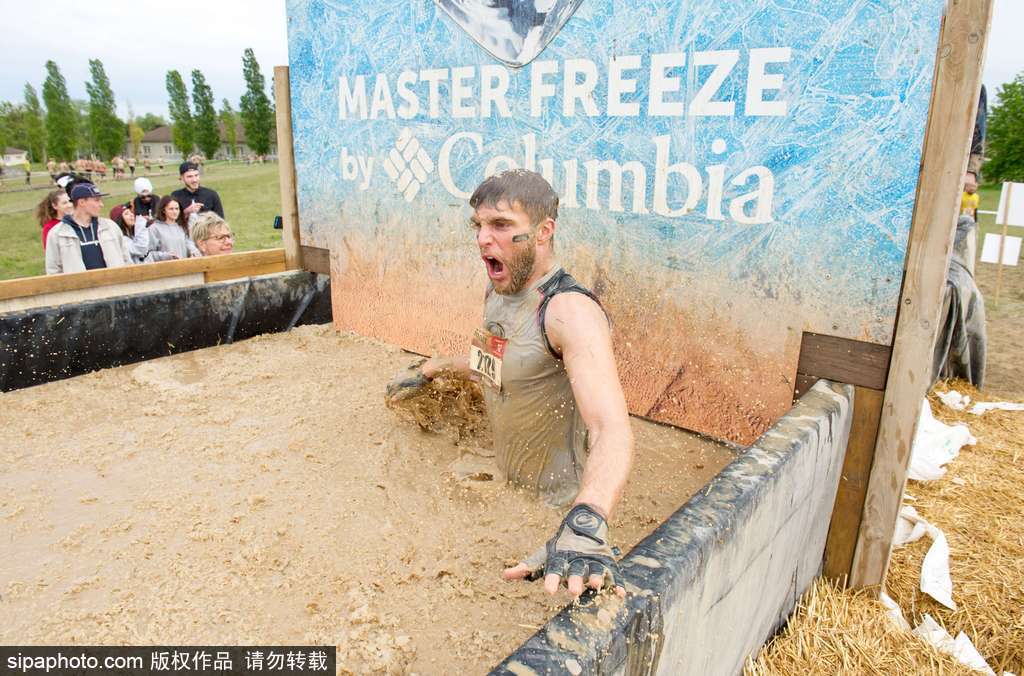 比比誰更臟！法國泥漿日參賽選手變身“泥人”摸爬滾打嗨翻天